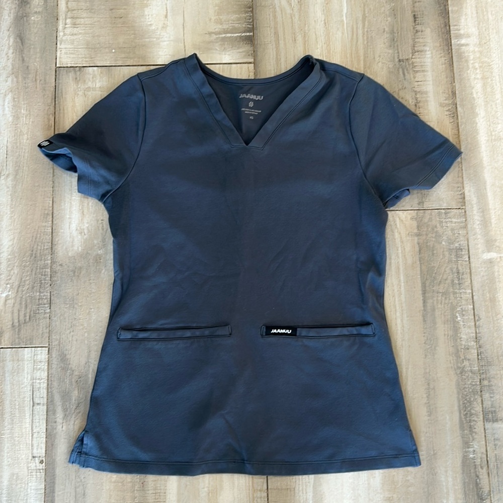 XS Jaanuu scrub top